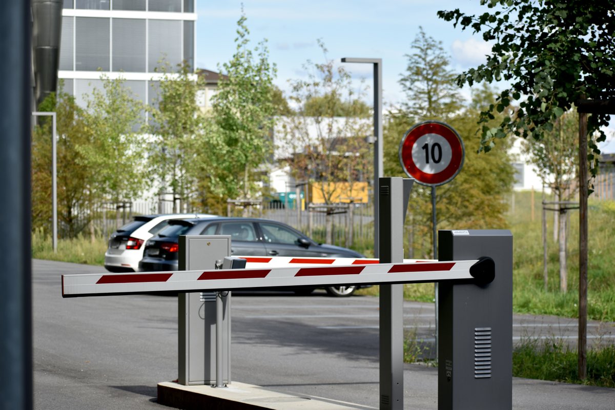 Barrière automatique à lisse contrôlant l'accès d'un parking d'entreprise