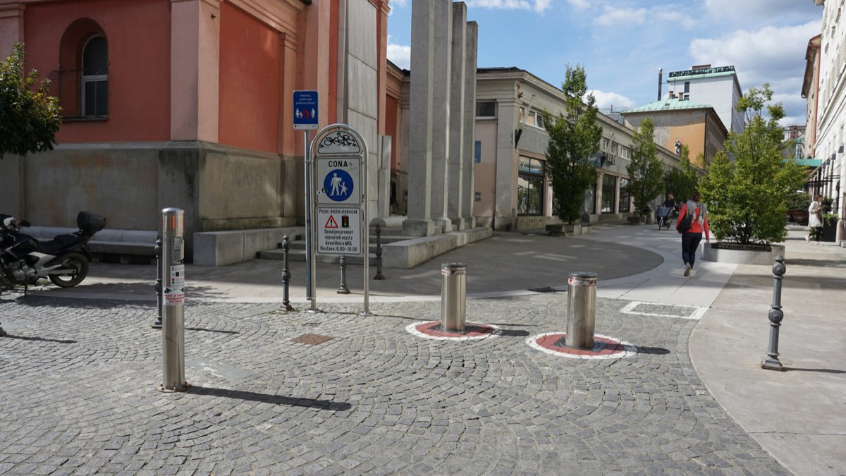 Installation de bornes escamotables en inox à l'entrée d'une zone à accès contrôlé