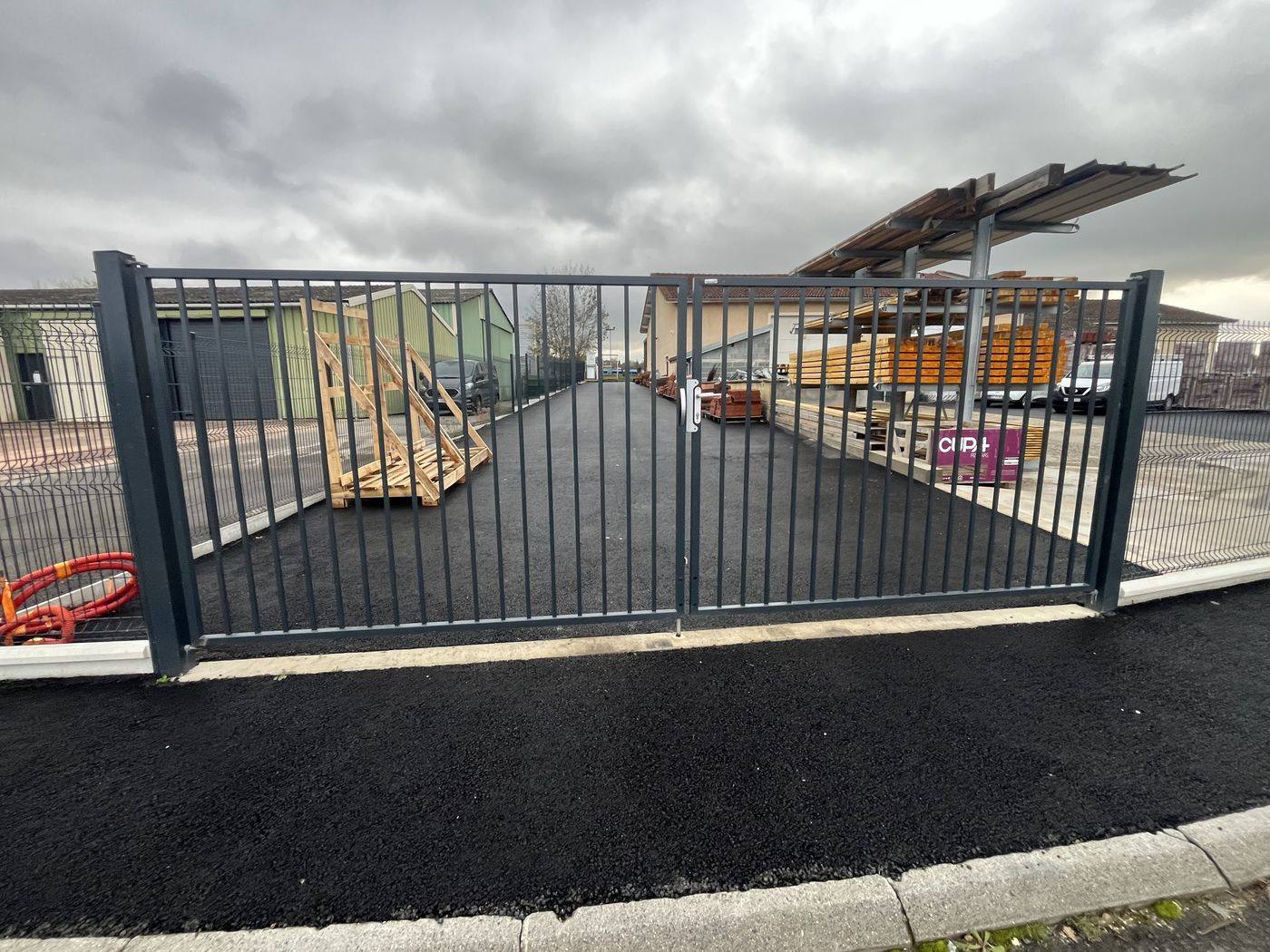 Portail industriel double battant anthracite