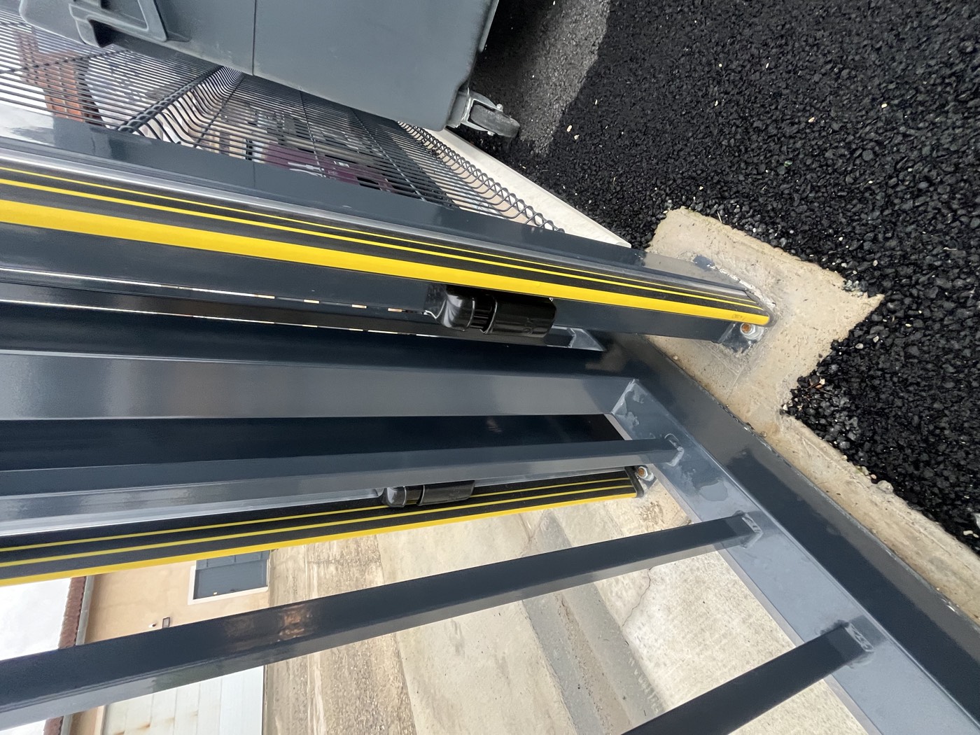 Portail coulissant industriel sur rail avec bandes de signalisation