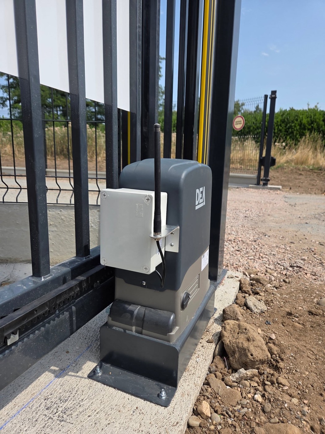 Motorisation et coffret de commande d'un portail coulissant